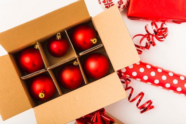 Foto grátis bolas vermelhas de natal em caixa marrom