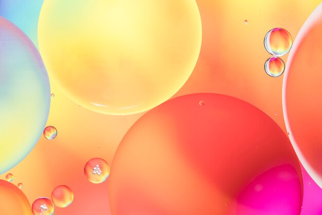 Bolhas abstratas no fundo desfocado colorido