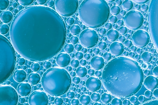 Bolhas de ar abstrato em água gaseificada em fundo azul