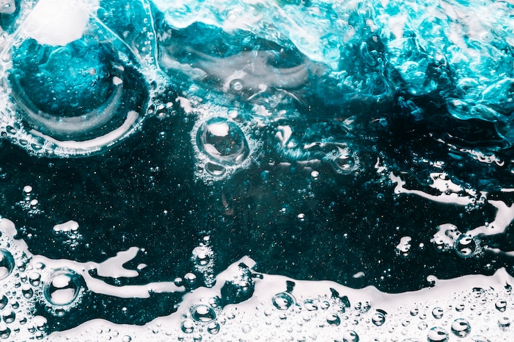 Foto grátis bolhas de close-up e barras na água brilhante