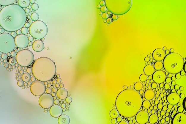 Foto grátis bolhas de contraste em fundo colorido
