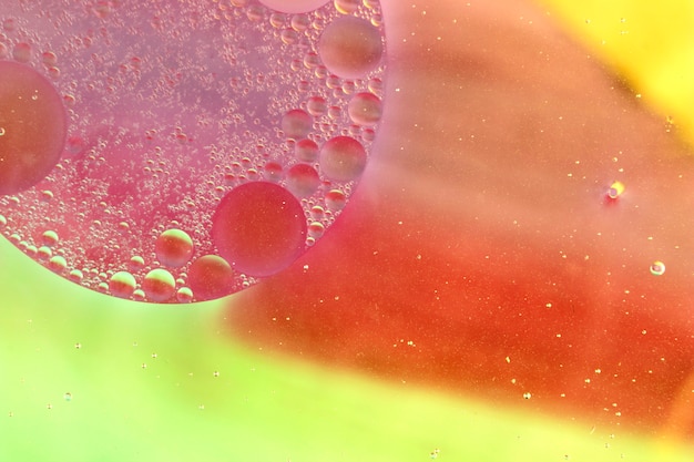 Bolhas de óleo colorido no fundo abstrato da água