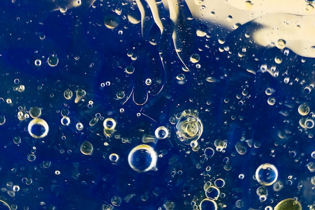 Bolhas de óleo flutuando no fundo azul escuro
