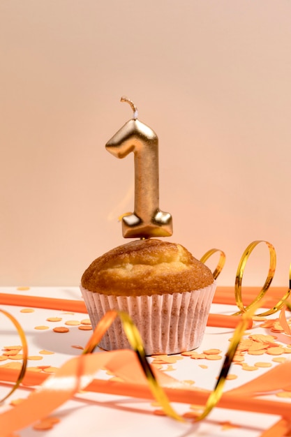 Bolinho de aniversário de close-up na mesa