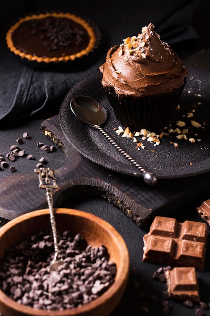 Foto grátis bolinho de chocolate close-up pronto para ser servido