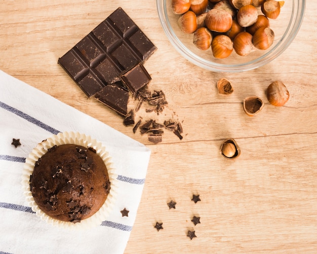 Bolinho de chocolate e avelãs