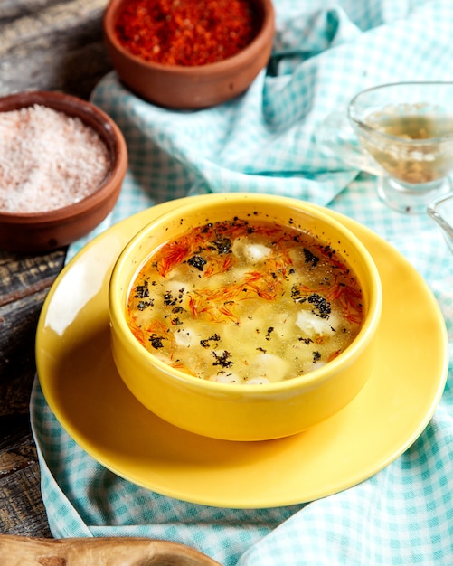 Bolinho de massa de sopa tradicional Dushbara com vista lateral de carne