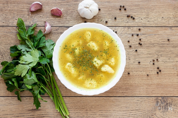 Foto grátis bolinho de massa sopa e salsa vista superior