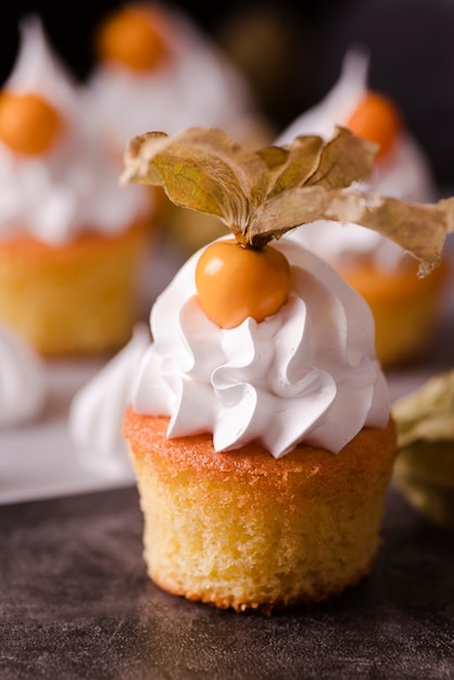 Bolinho delicioso com glacê e frutas