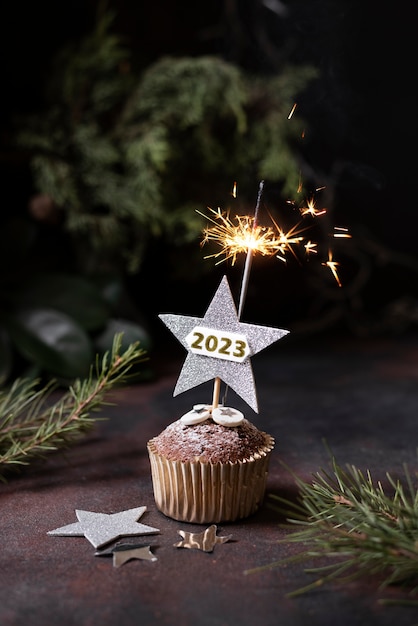 Foto grátis bolinho delicioso de alto ângulo e fogos de artifício