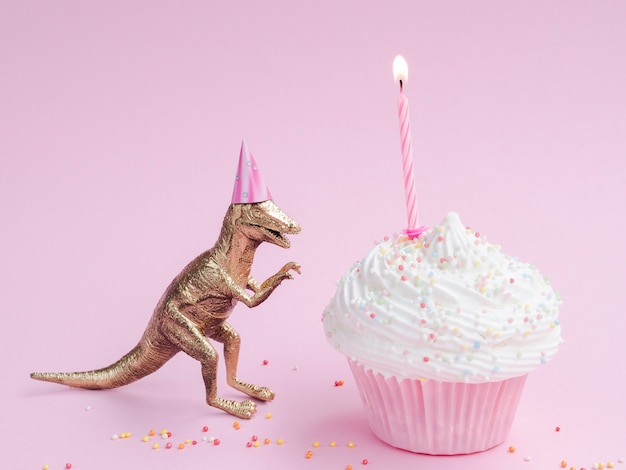 Foto grátis bolinho e dinossauro delicioso aniversário