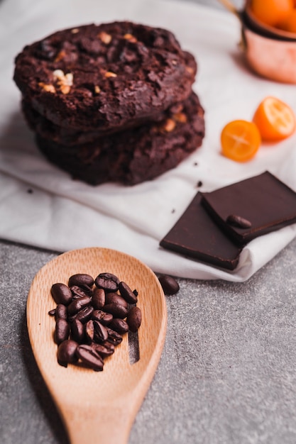 Bolinhos de chocolate deliciosos na toalha branca