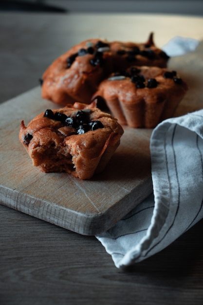 Foto grátis bolinhos de chocolate na tábua de madeira