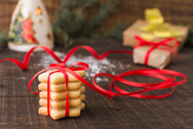 Bolinhos de estrela com caixas de presente na mesa