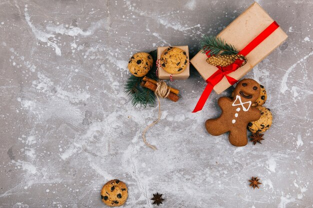 Bolinhos de gengibre e biscoitos de Natal encontram-se diante de uma caixa presente