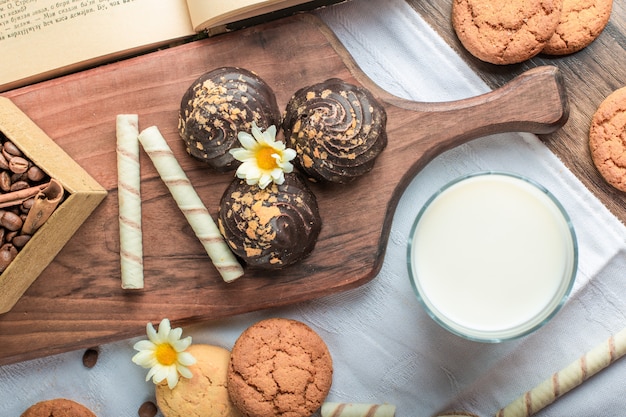 Bolinhos de massa folhada de chocolate em uma placa de madeira.