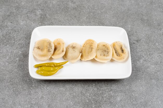 Bolinhos de massa recheados com carne no prato branco