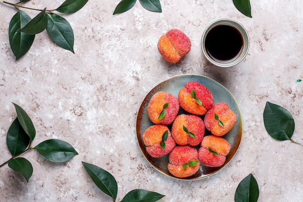 Bolinhos de pêssego italianos caseiros, recheados com creme, vista superior