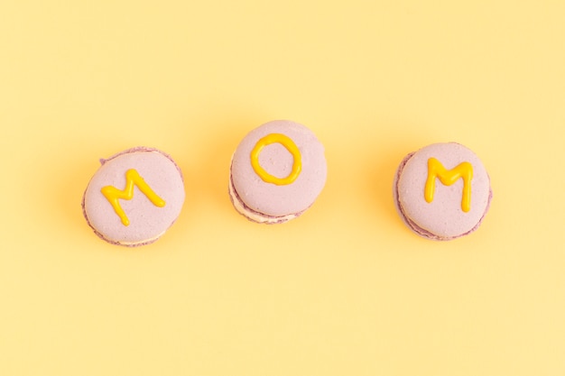 Bolinhos-de-rosa doces com o título da mãe