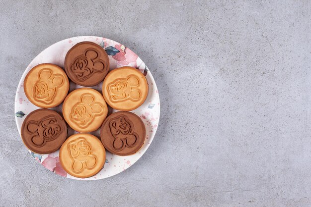 Bolinhos de torta no prato decorado com fundo de mármore. foto de alta qualidade