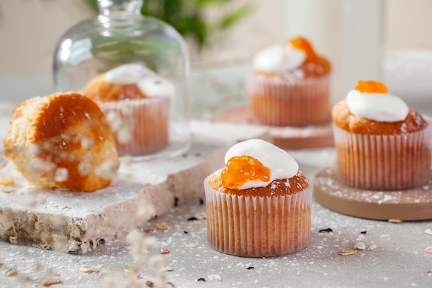 Foto grátis bolinhos deliciosos com cobertura