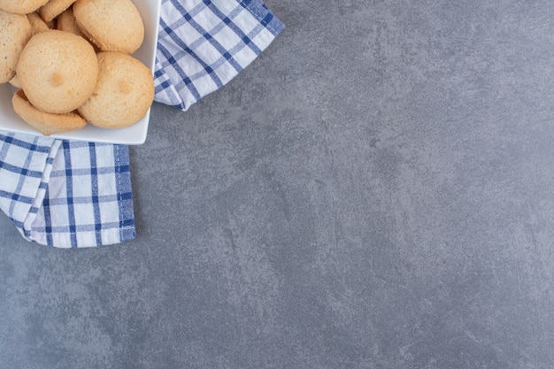 Foto grátis bolinhos deliciosos redondos em uma tigela branca.