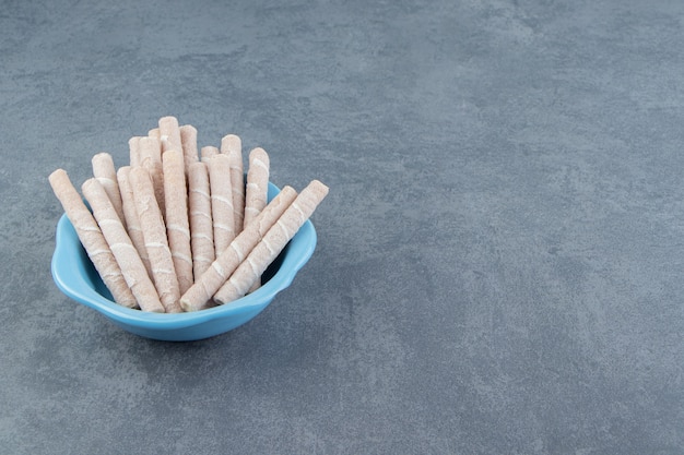 Bolinhos saborosos de wafer em uma tigela azul.