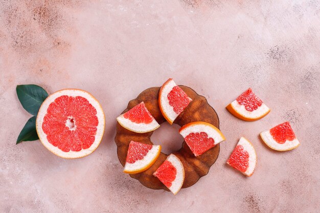 Bolo caseiro com frutas cítricas.