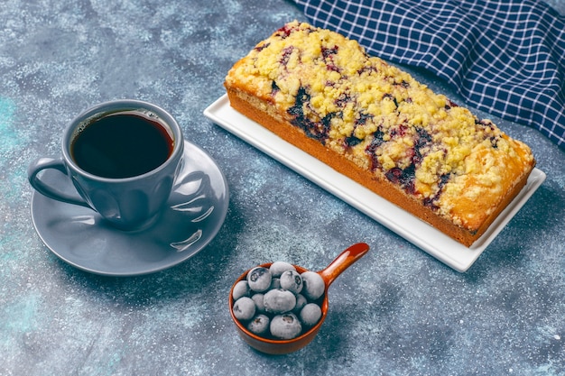 Bolo caseiro de crumble de mirtilo delicioso com mirtilos congelados