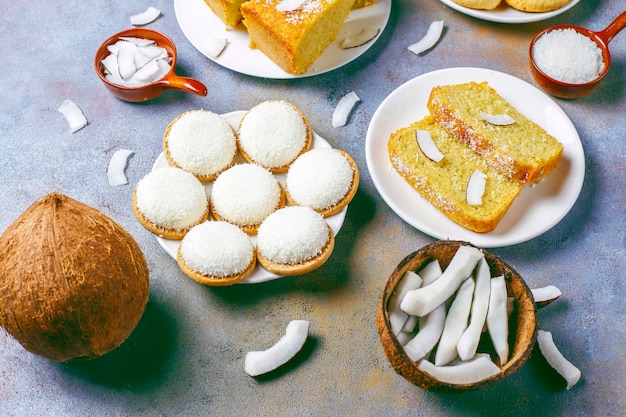 Bolo caseiro delicioso de coco com meio coco