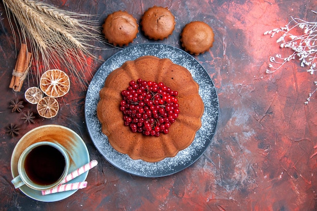 Foto grátis bolo com frutas bolo com frutas, bolinhos doces uma xícara de chá limão