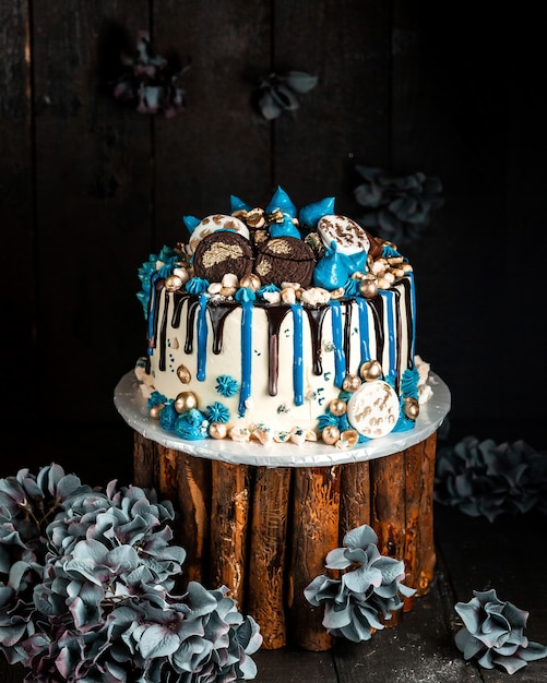 Foto grátis bolo cremoso com chocolade e biscoitos