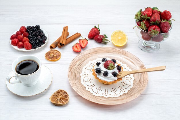 Bolo cremoso delicioso com frutas vermelhas e frutas de café com canela em uma mesa leve