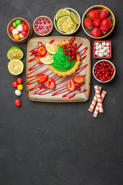 Bolo cremoso gostoso com frutas em fundo escuro biscoitos sobremesa doce