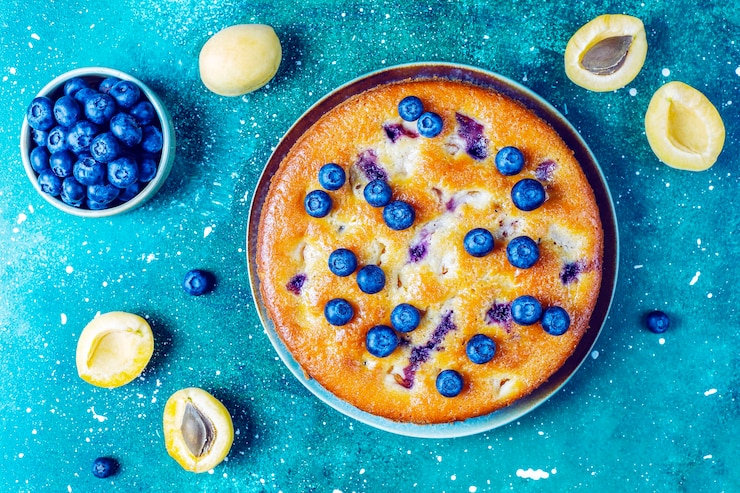 Foto grátis bolo de alperce e mirtilo com mirtilos frescos e frutas de alperce.