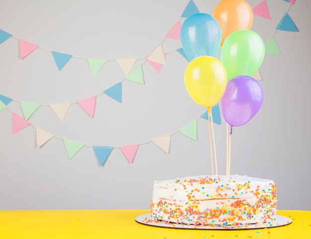 Foto grátis bolo de aniversário ainda vida