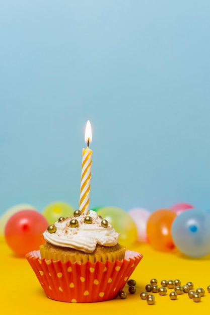 Foto grátis bolo de aniversário com vela close-up