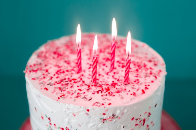 Bolo de Aniversário com velas acesas