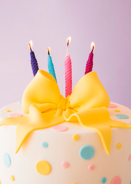 Foto grátis bolo de aniversário com velas