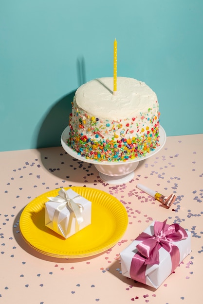 Bolo de aniversário de ângulo alto e presentes