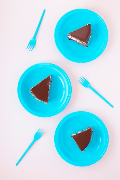 Bolo de aniversário de chocolate em placas