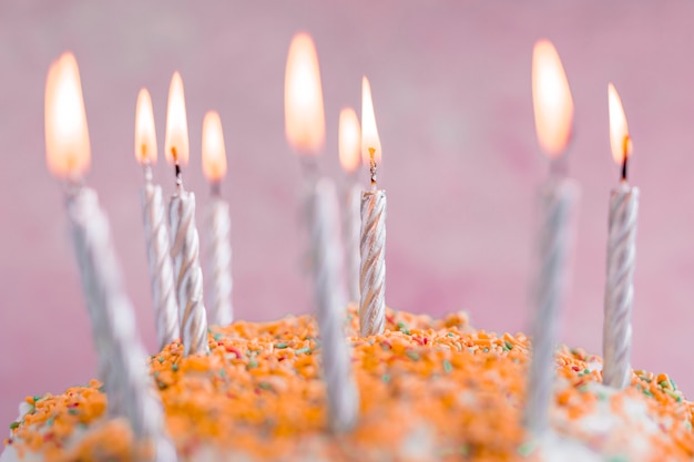 Foto grátis bolo de aniversário de cor pastel