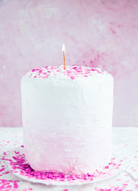 Foto grátis bolo de aniversário de cor pastel