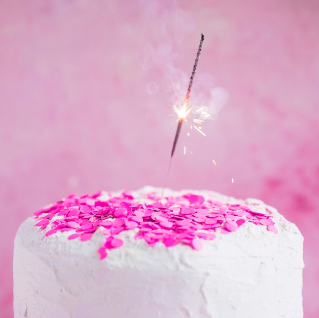 Foto grátis bolo de aniversário de cor pastel