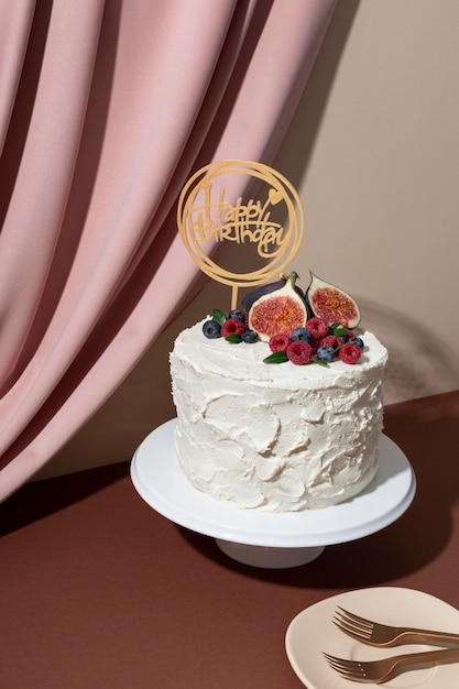 Foto grátis bolo de aniversário delicioso com frutas