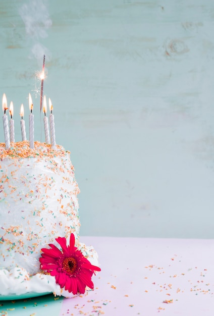 Foto grátis bolo de aniversário na frente de fundo aquarela