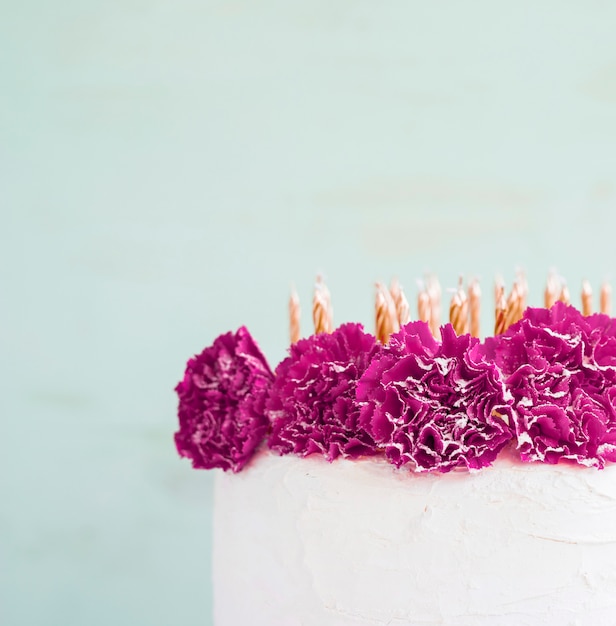 Bolo de aniversário na frente de fundo aquarela