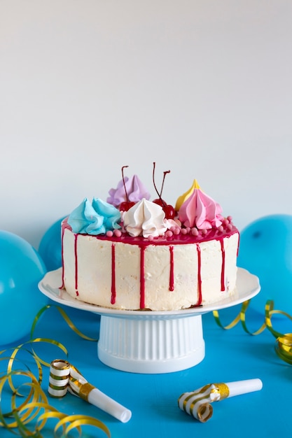 Foto grátis bolo de aniversário na mesa azul