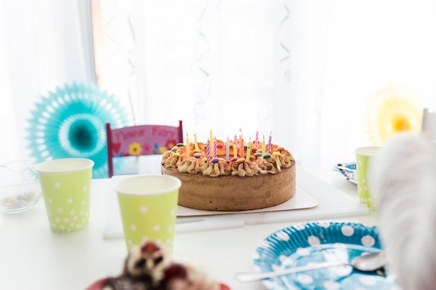 Bolo de aniversário saboroso na mesa