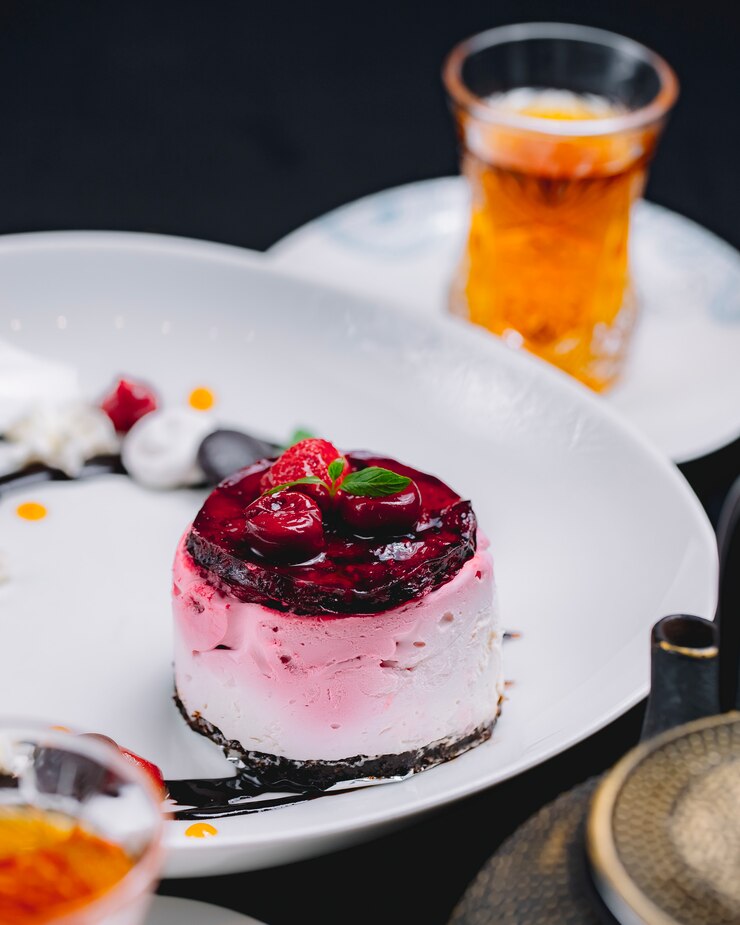 Foto grátis bolo de berry com suflê de leite cereja morango molho de chocolate chá vista lateral